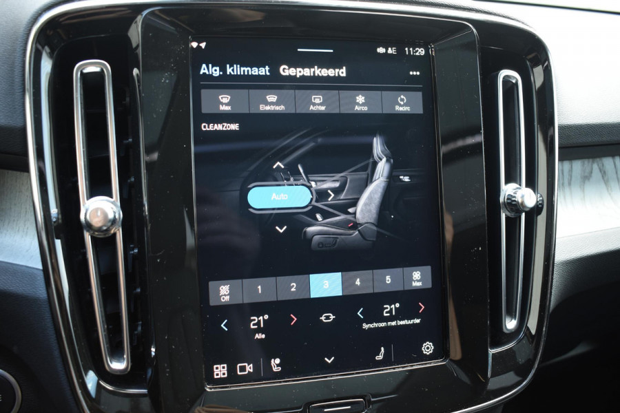 Volvo XC40 B4 211PK Automaat Ultimate Dark / Adaptieve Cruisecontrol / Elektr. schuifdak / Leer / Stoelverwarming / Stuurverwarming / Elektrische Stoelen / Elektr. achterklep / Harman Kardon / 360 graden camera /20" velgen / Verwarmbare voorruit