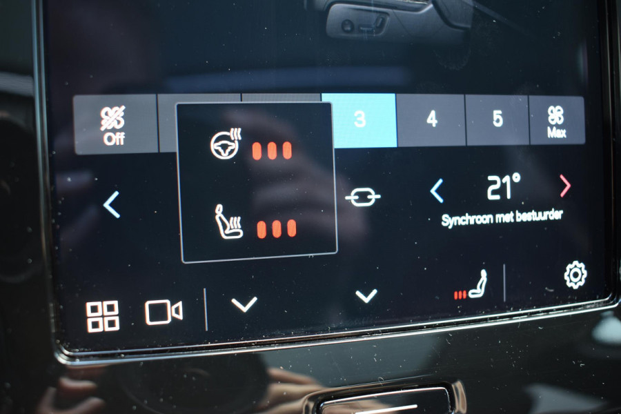 Volvo XC40 B4 211PK Automaat Ultimate Dark / Adaptieve Cruisecontrol / Elektr. schuifdak / Leer / Stoelverwarming / Stuurverwarming / Elektrische Stoelen / Elektr. achterklep / Harman Kardon / 360 graden camera /20" velgen / Verwarmbare voorruit