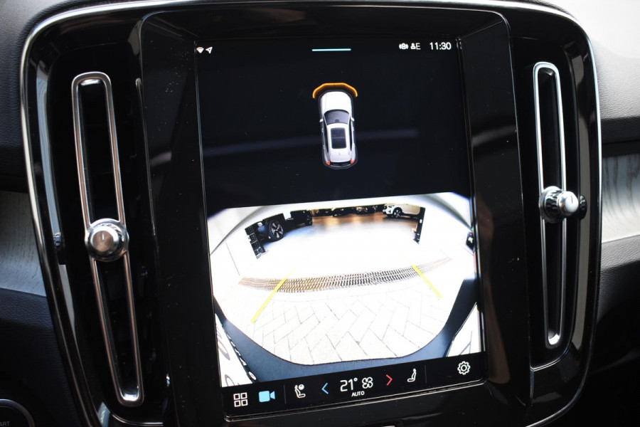 Volvo XC40 B4 211PK Automaat Ultimate Dark / Adaptieve Cruisecontrol / Elektr. schuifdak / Leer / Stoelverwarming / Stuurverwarming / Elektrische Stoelen / Elektr. achterklep / Harman Kardon / 360 graden camera /20" velgen / Verwarmbare voorruit