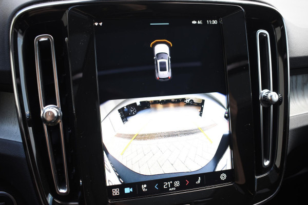 Volvo XC40 B4 211PK Automaat Ultimate Dark / Adaptieve Cruisecontrol / Elektr. schuifdak / Leer / Stoelverwarming / Stuurverwarming / Elektrische Stoelen / Elektr. achterklep / Harman Kardon / 360 graden camera /20" velgen / Verwarmbare voorruit