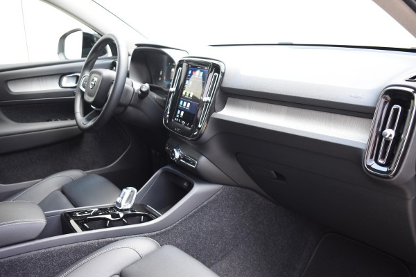 Volvo XC40 B4 211PK Automaat Ultimate Dark / Adaptieve Cruisecontrol / Elektr. schuifdak / Leer / Stoelverwarming / Stuurverwarming / Elektrische Stoelen / Elektr. achterklep / Harman Kardon / 360 graden camera /20" velgen / Verwarmbare voorruit