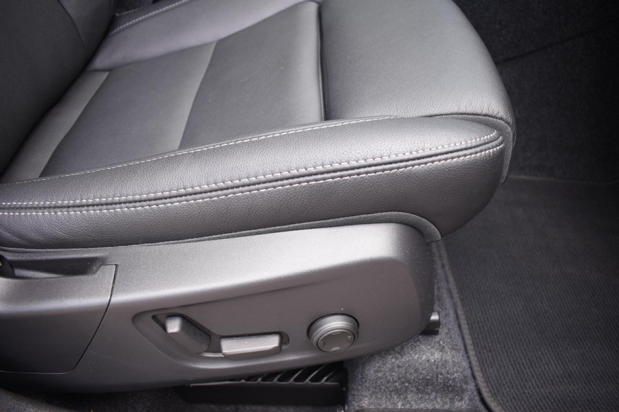 Volvo XC40 B4 211PK Automaat Ultimate Dark / Adaptieve Cruisecontrol / Elektr. schuifdak / Leer / Stoelverwarming / Stuurverwarming / Elektrische Stoelen / Elektr. achterklep / Harman Kardon / 360 graden camera /20" velgen / Verwarmbare voorruit
