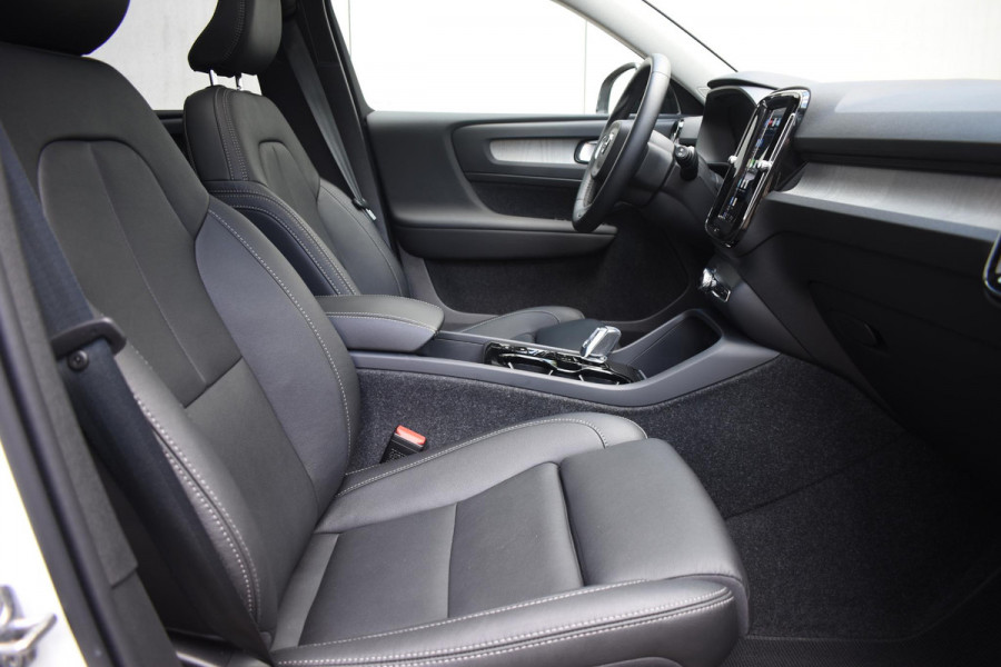 Volvo XC40 B4 211PK Automaat Ultimate Dark / Adaptieve Cruisecontrol / Elektr. schuifdak / Leer / Stoelverwarming / Stuurverwarming / Elektrische Stoelen / Elektr. achterklep / Harman Kardon / 360 graden camera /20" velgen / Verwarmbare voorruit