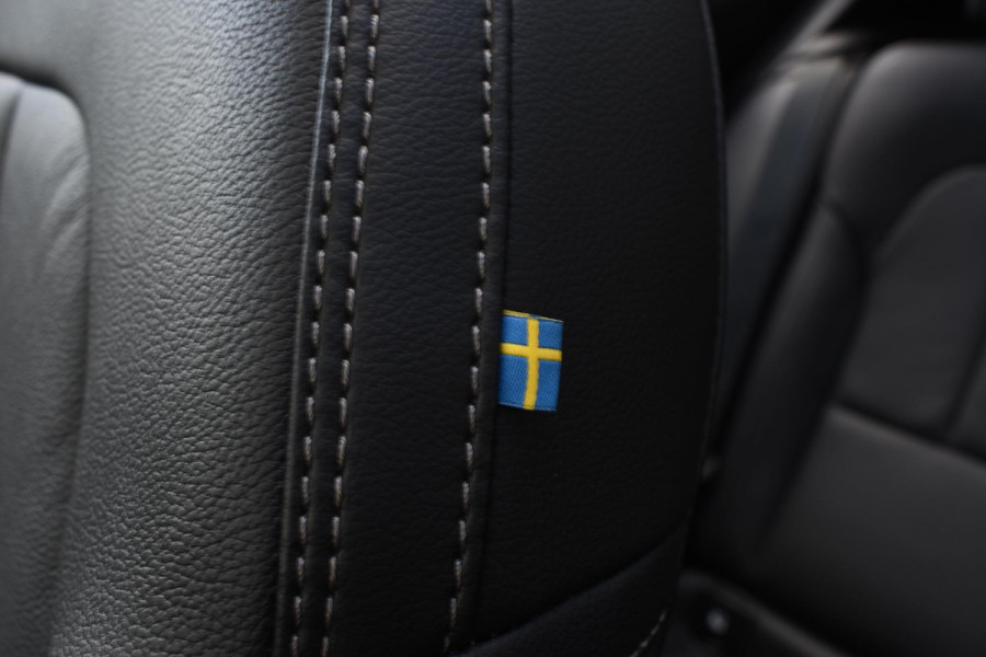 Volvo XC40 B4 211PK Automaat Ultimate Dark / Adaptieve Cruisecontrol / Elektr. schuifdak / Leer / Stoelverwarming / Stuurverwarming / Elektrische Stoelen / Elektr. achterklep / Harman Kardon / 360 graden camera /20" velgen / Verwarmbare voorruit