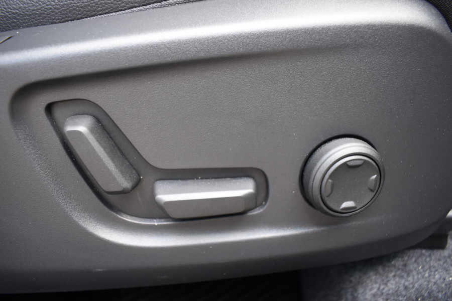 Volvo XC40 B4 211PK Automaat Ultimate Dark / Adaptieve Cruisecontrol / Elektr. schuifdak / Leer / Stoelverwarming / Stuurverwarming / Elektrische Stoelen / Elektr. achterklep / Harman Kardon / 360 graden camera /20" velgen / Verwarmbare voorruit