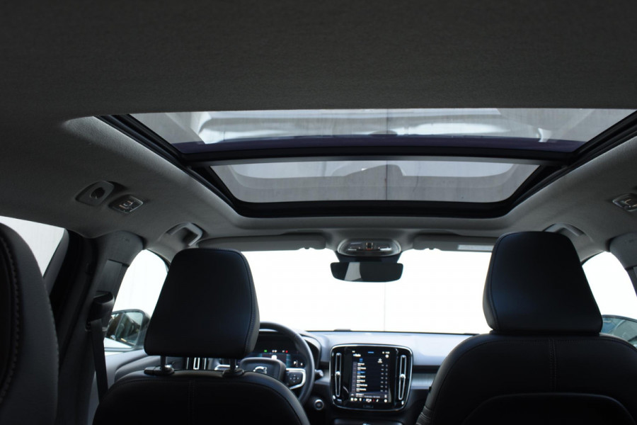 Volvo XC40 B4 211PK Automaat Ultimate Dark / Adaptieve Cruisecontrol / Elektr. schuifdak / Leer / Stoelverwarming / Stuurverwarming / Elektrische Stoelen / Elektr. achterklep / Harman Kardon / 360 graden camera /20" velgen / Verwarmbare voorruit