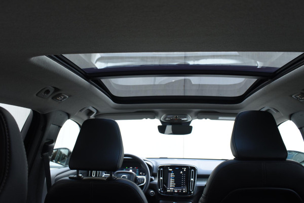 Volvo XC40 B4 211PK Automaat Ultimate Dark / Adaptieve Cruisecontrol / Elektr. schuifdak / Leer / Stoelverwarming / Stuurverwarming / Elektrische Stoelen / Elektr. achterklep / Harman Kardon / 360 graden camera /20" velgen / Verwarmbare voorruit