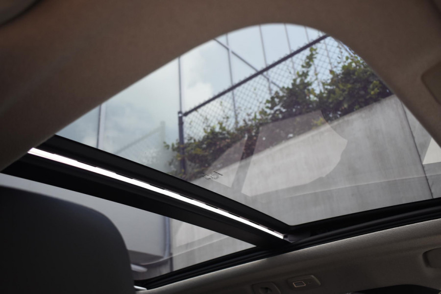 Volvo XC40 B4 211PK Automaat Ultimate Dark / Adaptieve Cruisecontrol / Elektr. schuifdak / Leer / Stoelverwarming / Stuurverwarming / Elektrische Stoelen / Elektr. achterklep / Harman Kardon / 360 graden camera /20" velgen / Verwarmbare voorruit