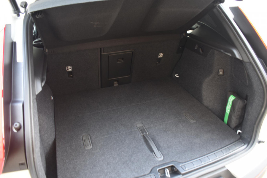 Volvo XC40 B4 211PK Automaat Ultimate Dark / Adaptieve Cruisecontrol / Elektr. schuifdak / Leer / Stoelverwarming / Stuurverwarming / Elektrische Stoelen / Elektr. achterklep / Harman Kardon / 360 graden camera /20" velgen / Verwarmbare voorruit