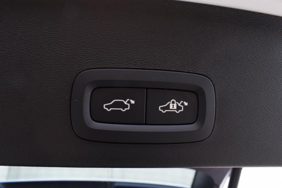 Volvo XC40 B4 211PK Automaat Ultimate Dark / Adaptieve Cruisecontrol / Elektr. schuifdak / Leer / Stoelverwarming / Stuurverwarming / Elektrische Stoelen / Elektr. achterklep / Harman Kardon / 360 graden camera /20" velgen / Verwarmbare voorruit