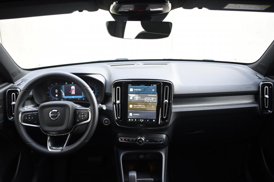 Volvo XC40 B4 211PK Automaat Plus Dark / Harman Kardon / Donker getint glas / Elektrisch bedienbare stoelen / 19''velgen / Driver assist / Microtech Nubuck / Camera achter