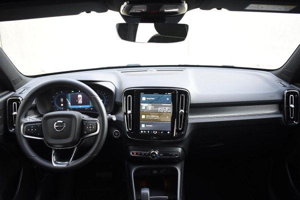 Volvo XC40 B4 211PK Automaat Plus Dark / Harman Kardon / Donker getint glas / Elektrisch bedienbare stoelen / 19''velgen / Driver assist / Microtech Nubuck / Camera achter