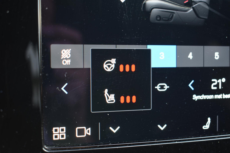 Volvo XC40 B4 211PK Automaat Plus Dark / Harman Kardon / Donker getint glas / Elektrisch bedienbare stoelen / 19''velgen / Driver assist / Microtech Nubuck / Camera achter