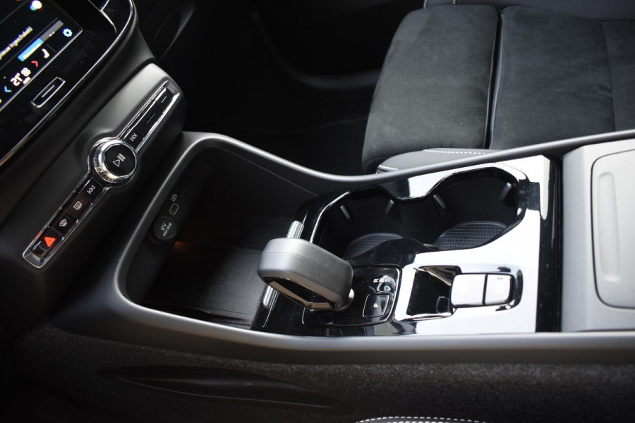 Volvo XC40 B4 211PK Automaat Plus Dark / Harman Kardon / Donker getint glas / Elektrisch bedienbare stoelen / 19''velgen / Driver assist / Microtech Nubuck / Camera achter