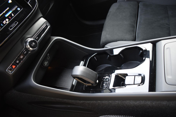 Volvo XC40 B4 211PK Automaat Plus Dark / Harman Kardon / Donker getint glas / Elektrisch bedienbare stoelen / 19''velgen / Driver assist / Microtech Nubuck / Camera achter