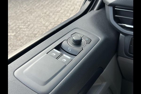Ford Transit Custom 320 2.5 PHEV L2H1 Limited DC | 233pk | Dubbele Cabine | Dubbele zijschuifdeur | 12-weg verstel- en verwarmbare AGR Stoelen | Inklapbare trekhaak | 17 inch lichtmetalen velgen | Driver Assistance Pack Premium  | Verwarmbaar stuurwiel | Bekleding zijwand en achterdeuren (volledig) | PRIJS EX. BTW INCL. BPM