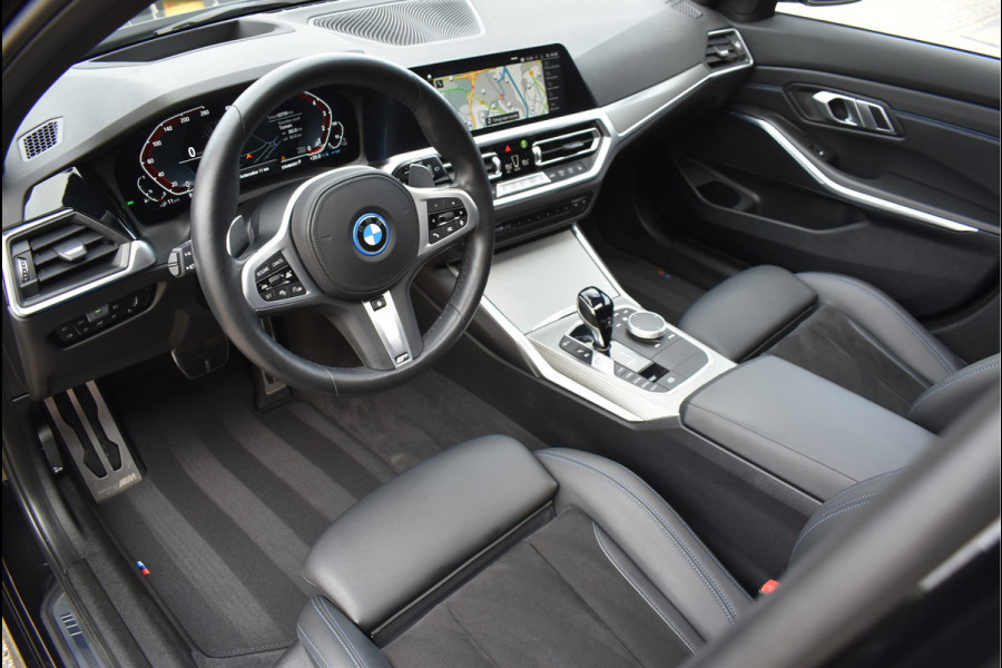 BMW 3 Serie Touring 330e xDrive M-Sport 292 Pk Pano Head-Up Laser Leder 19 Inch BMW 3 Serie Touring 330e xDrive M-Sport 292 Pk Pano Head-Up Laser Leder 19 Inch