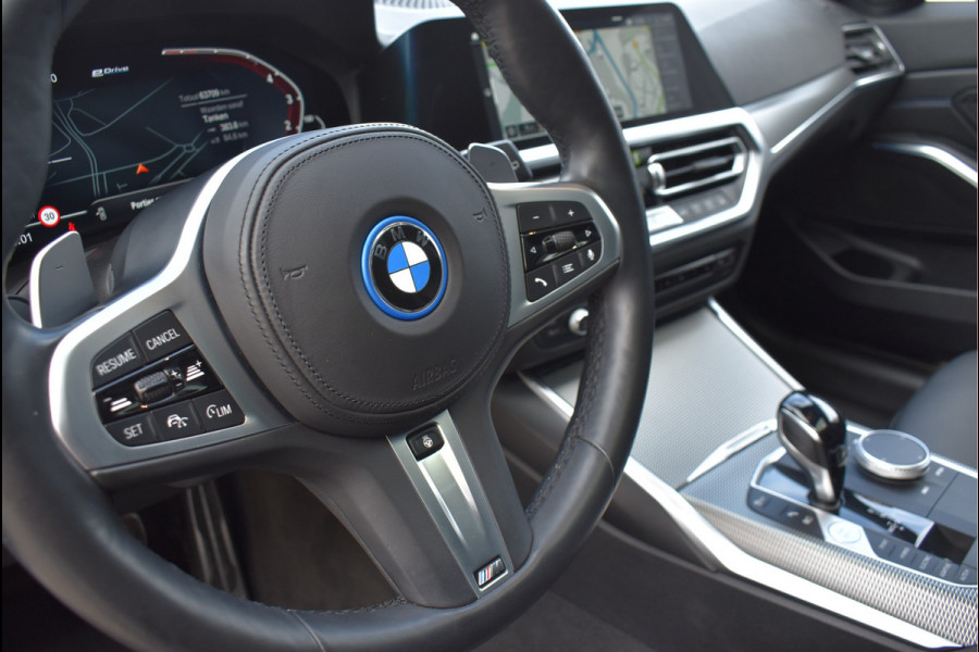 BMW 3 Serie Touring 330e xDrive M-Sport 292 Pk Pano Head-Up Laser Leder 19 Inch BMW 3 Serie Touring 330e xDrive M-Sport 292 Pk Pano Head-Up Laser Leder 19 Inch