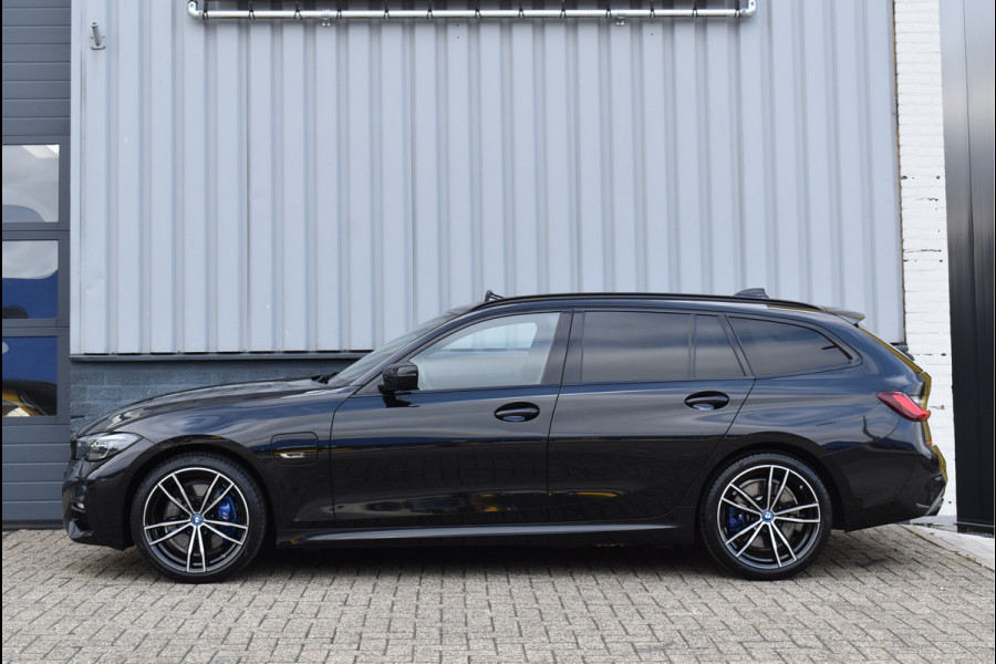 BMW 3 Serie Touring 330e xDrive M-Sport 292 Pk Pano Head-Up Laser Leder 19 Inch BMW 3 Serie Touring 330e xDrive M-Sport 292 Pk Pano Head-Up Laser Leder 19 Inch