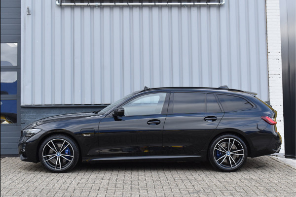 BMW 3 Serie Touring 330e xDrive M-Sport 292 Pk Pano Head-Up Laser Leder 19 Inch BMW 3 Serie Touring 330e xDrive M-Sport 292 Pk Pano Head-Up Laser Leder 19 Inch