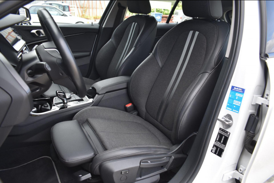 BMW 1-serie 118i Sport line | STOELVERWARMING | APPLE CARPLAY | ANDROID AUTO | NAP | SFEERVERLICHTING
