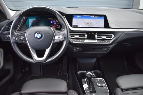 BMW 1-serie 118i Sport line | STOELVERWARMING | APPLE CARPLAY | ANDROID AUTO | NAP | SFEERVERLICHTING