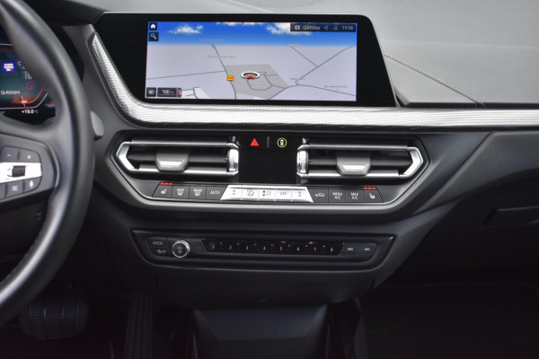 BMW 1-serie 118i Sport line | STOELVERWARMING | APPLE CARPLAY | ANDROID AUTO | NAP | SFEERVERLICHTING