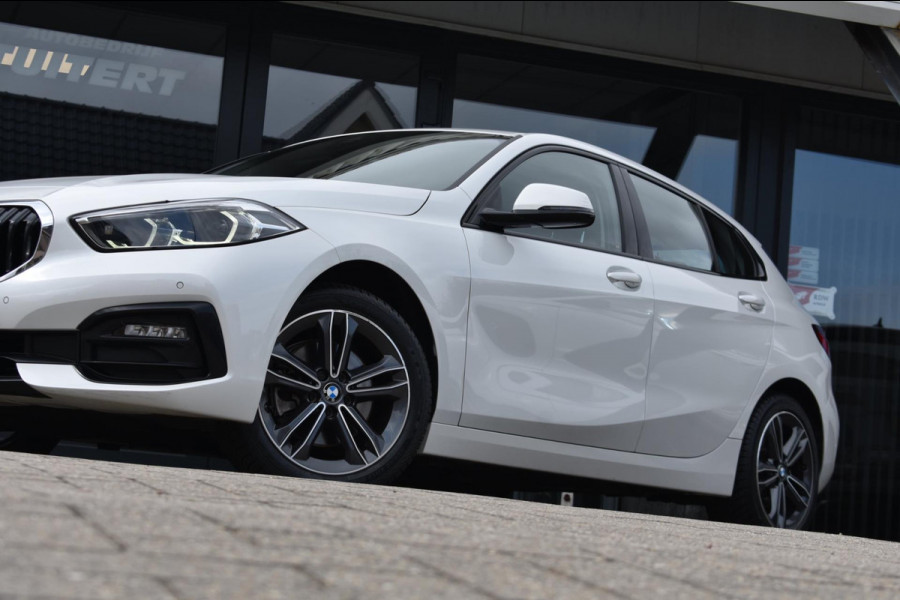 BMW 1-serie 118i Sport line | STOELVERWARMING | APPLE CARPLAY | ANDROID AUTO | NAP | SFEERVERLICHTING