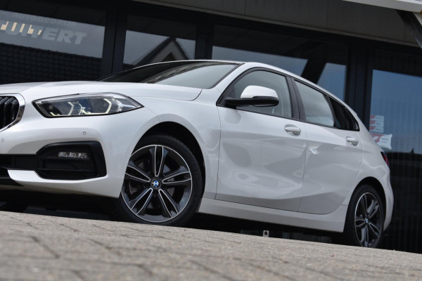 BMW 1-serie 118i Sport line | STOELVERWARMING | APPLE CARPLAY | ANDROID AUTO | NAP | SFEERVERLICHTING