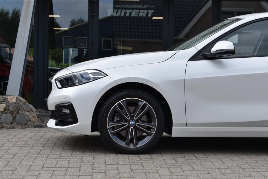BMW 1-serie 118i Sport line | STOELVERWARMING | APPLE CARPLAY | ANDROID AUTO | NAP | SFEERVERLICHTING