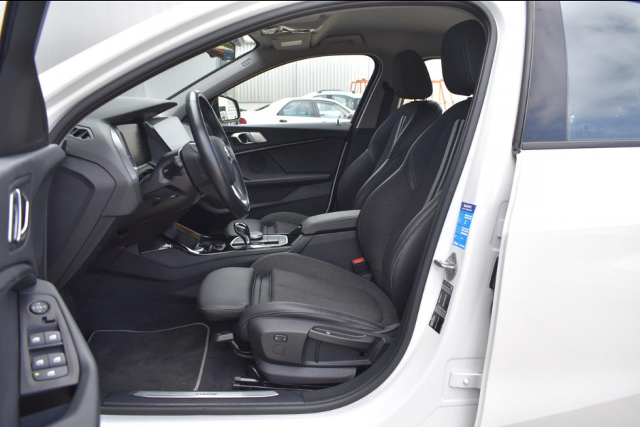 BMW 1-serie 118i Sport line | STOELVERWARMING | APPLE CARPLAY | ANDROID AUTO | NAP | SFEERVERLICHTING
