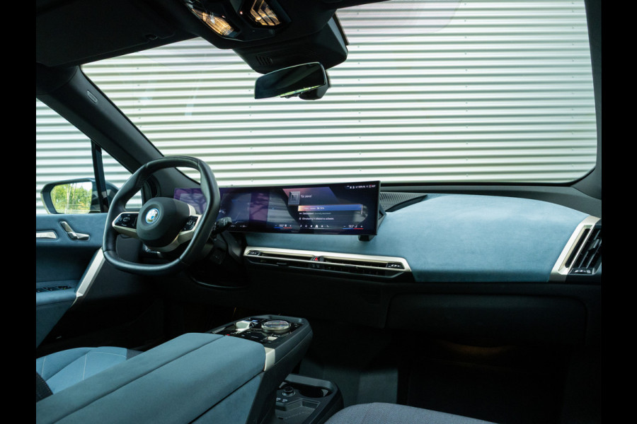BMW iX xDrive40 - Sportpakket - Pano - Trekhaak - Soft Close - Driving Ass Prof - Lasers
