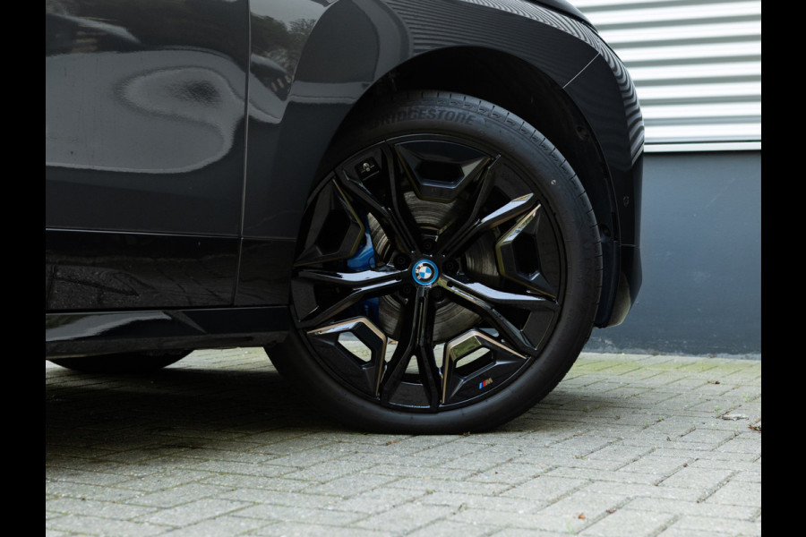 BMW iX xDrive40 - Sportpakket - Pano - Trekhaak - Soft Close - Driving Ass Prof - Lasers