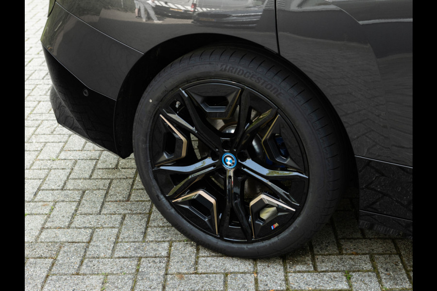 BMW iX xDrive40 - Sportpakket - Pano - Trekhaak - Soft Close - Driving Ass Prof - Lasers