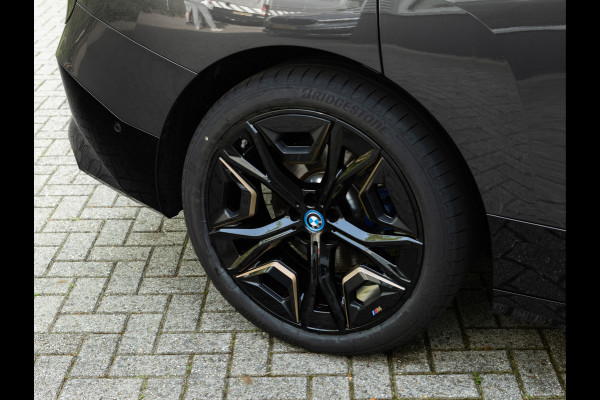 BMW iX xDrive40 - Sportpakket - Pano - Trekhaak - Soft Close - Driving Ass Prof - Lasers
