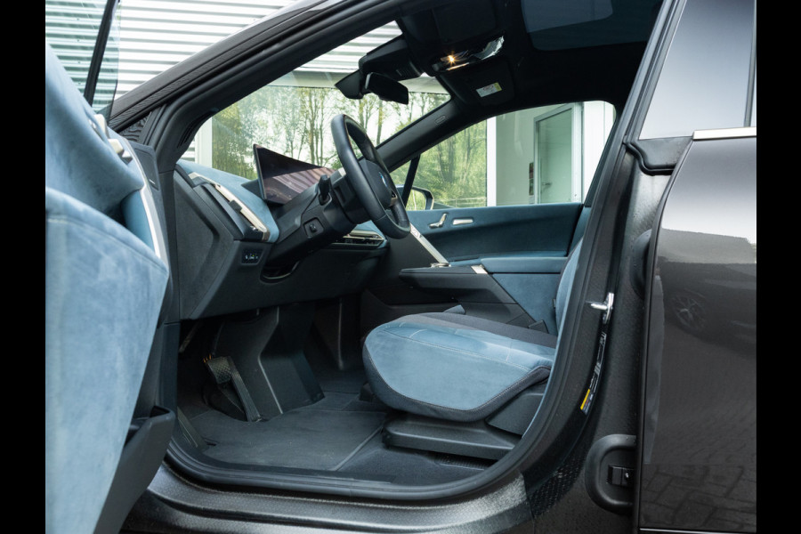 BMW iX xDrive40 - Sportpakket - Pano - Trekhaak - Soft Close - Driving Ass Prof - Lasers
