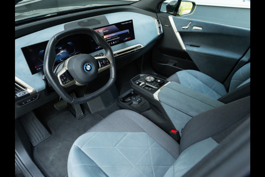 BMW iX xDrive40 - Sportpakket - Pano - Trekhaak - Soft Close - Driving Ass Prof - Lasers