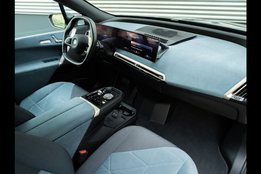 BMW iX xDrive40 - Sportpakket - Pano - Trekhaak - Soft Close - Driving Ass Prof - Lasers