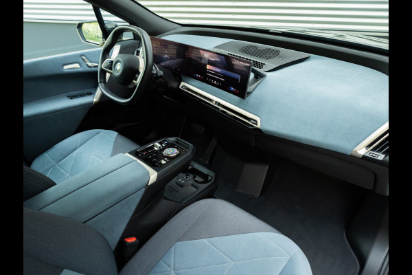 BMW iX xDrive40 - Sportpakket - Pano - Trekhaak - Soft Close - Driving Ass Prof - Lasers