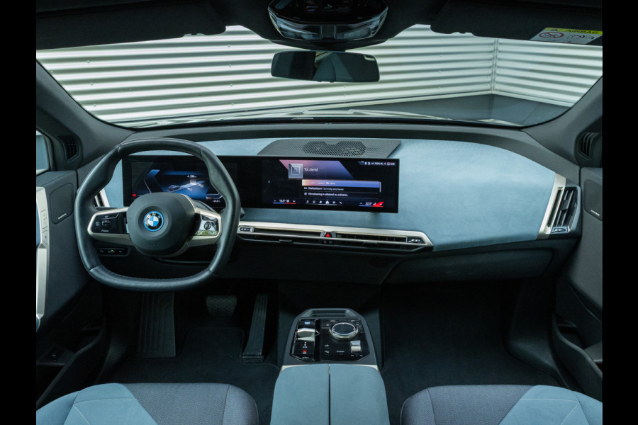 BMW iX xDrive40 - Sportpakket - Pano - Trekhaak - Soft Close - Driving Ass Prof - Lasers
