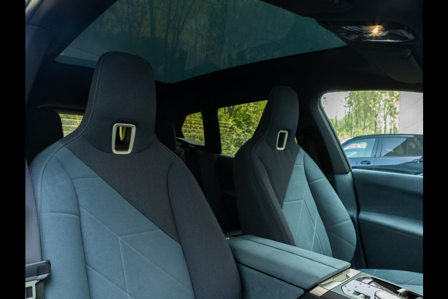 BMW iX xDrive40 - Sportpakket - Pano - Trekhaak - Soft Close - Driving Ass Prof - Lasers