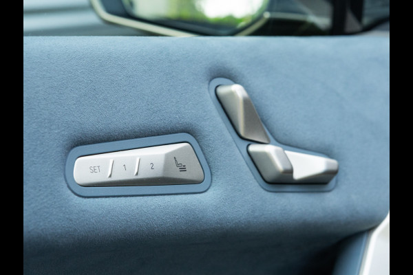 BMW iX xDrive40 - Sportpakket - Pano - Trekhaak - Soft Close - Driving Ass Prof - Lasers