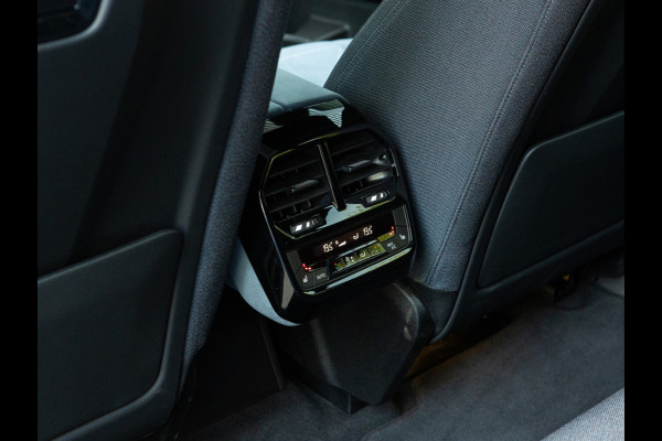 BMW iX xDrive40 - Sportpakket - Pano - Trekhaak - Soft Close - Driving Ass Prof - Lasers