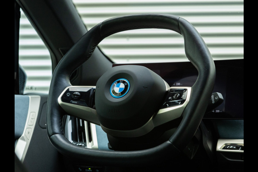 BMW iX xDrive40 - Sportpakket - Pano - Trekhaak - Soft Close - Driving Ass Prof - Lasers