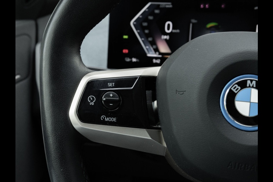 BMW iX xDrive40 - Sportpakket - Pano - Trekhaak - Soft Close - Driving Ass Prof - Lasers