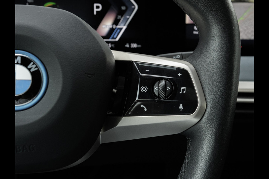 BMW iX xDrive40 - Sportpakket - Pano - Trekhaak - Soft Close - Driving Ass Prof - Lasers