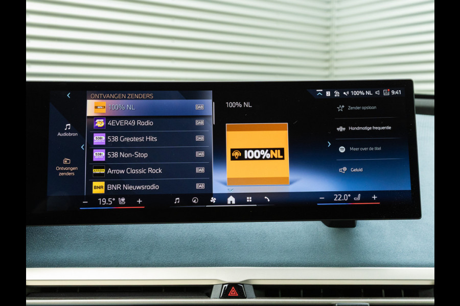 BMW iX xDrive40 - Sportpakket - Pano - Trekhaak - Soft Close - Driving Ass Prof - Lasers