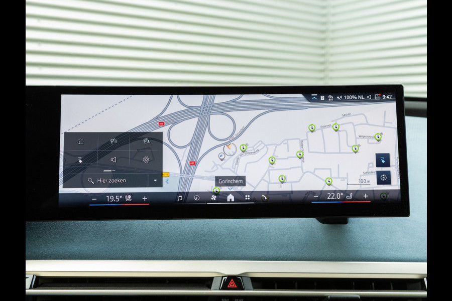 BMW iX xDrive40 - Sportpakket - Pano - Trekhaak - Soft Close - Driving Ass Prof - Lasers