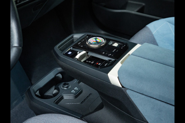 BMW iX xDrive40 - Sportpakket - Pano - Trekhaak - Soft Close - Driving Ass Prof - Lasers