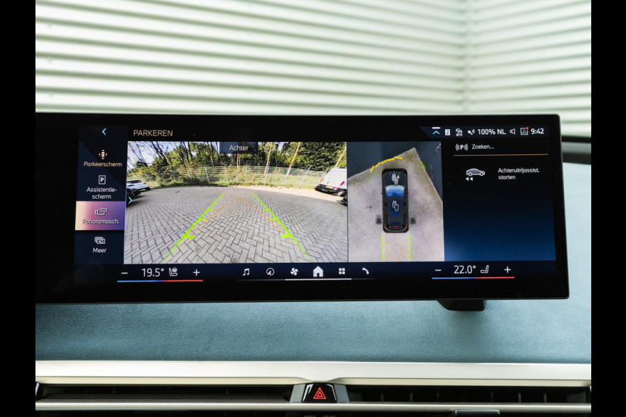 BMW iX xDrive40 - Sportpakket - Pano - Trekhaak - Soft Close - Driving Ass Prof - Lasers